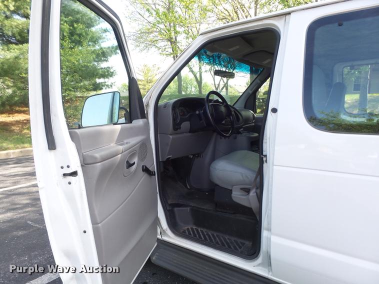 image for item K7668 2001 Ford Econoline E150 XL van