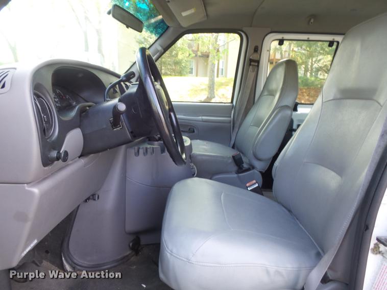 image for item K7668 2001 Ford Econoline E150 XL van