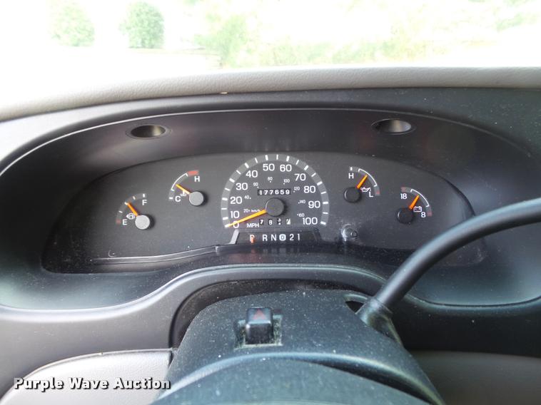 image for item K7668 2001 Ford Econoline E150 XL van
