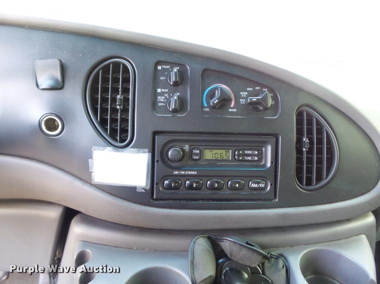 image for item K7668 2001 Ford Econoline E150 XL van