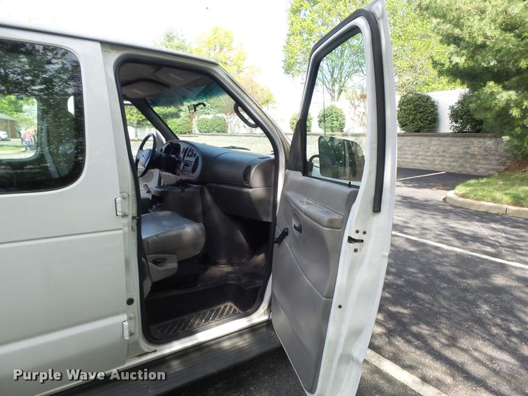 image for item K7668 2001 Ford Econoline E150 XL van
