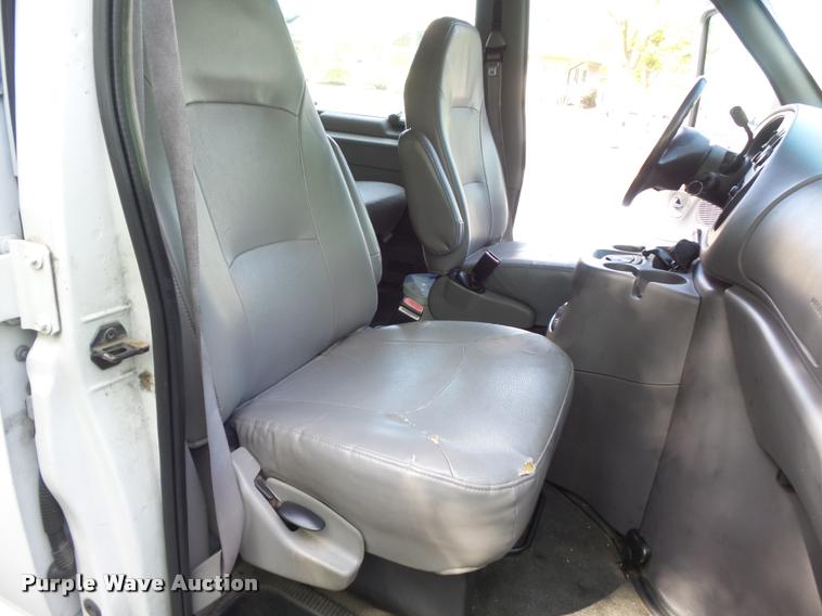 image for item K7668 2001 Ford Econoline E150 XL van