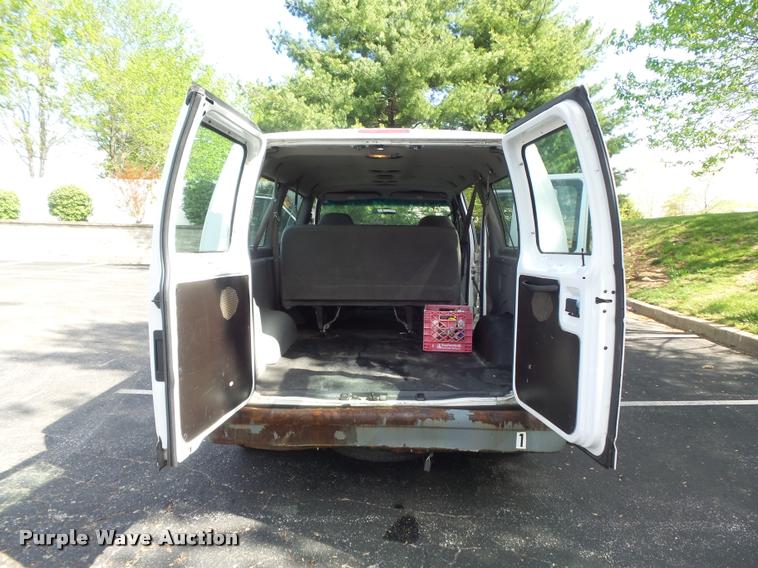 image for item K7668 2001 Ford Econoline E150 XL van