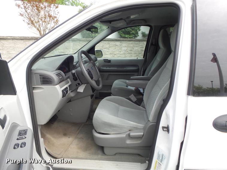 image for item K7672 2005 Ford Freestar van