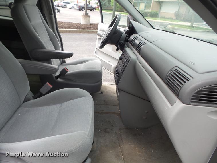 image for item K7672 2005 Ford Freestar van