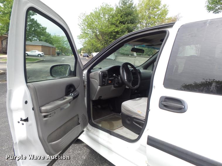 image for item K7673 2003 Chevrolet Venture handicap accessible van