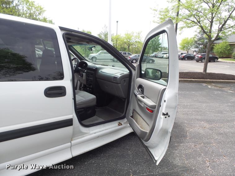 image for item K7673 2003 Chevrolet Venture handicap accessible van