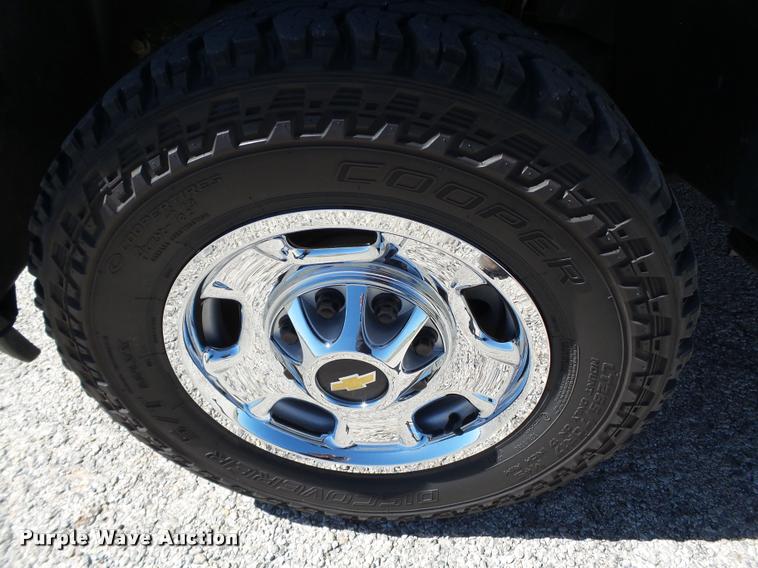 image for item L1524 2012 Chevrolet Silverado 2500HD Crew Cab pickup truck