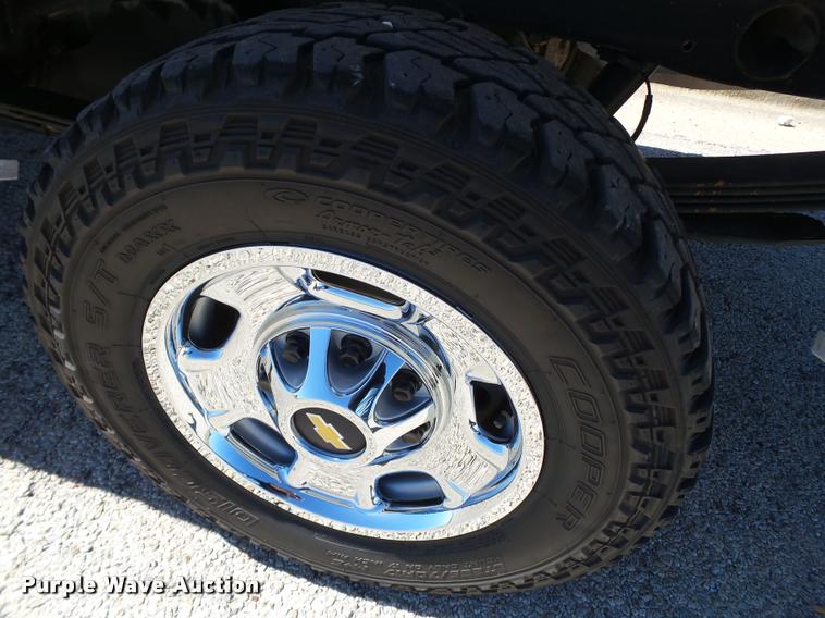 image for item L1524 2012 Chevrolet Silverado 2500HD Crew Cab pickup truck