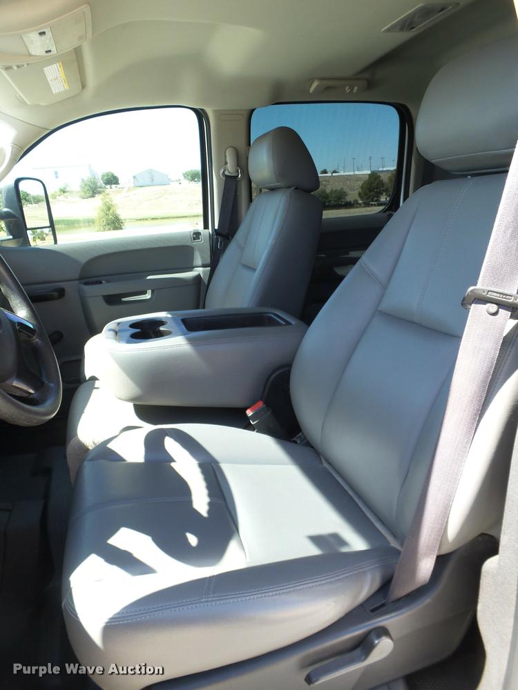 image for item L1524 2012 Chevrolet Silverado 2500HD Crew Cab pickup truck