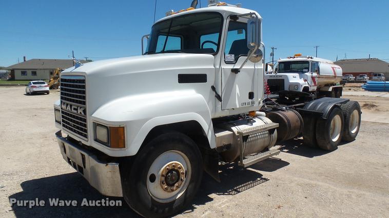 image for item L2361 2004 Mack CH613 semi truck