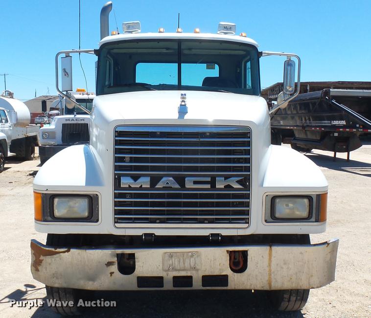 image for item L2361 2004 Mack CH613 semi truck