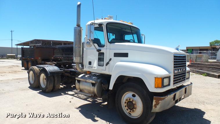 image for item L2361 2004 Mack CH613 semi truck