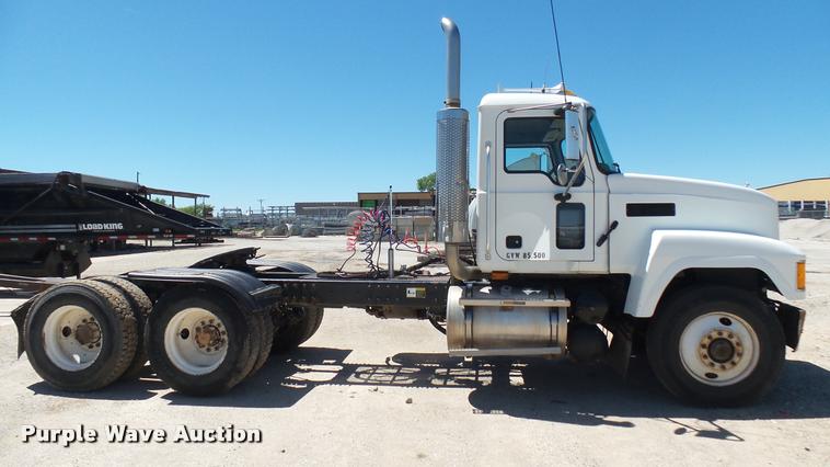 image for item L2361 2004 Mack CH613 semi truck