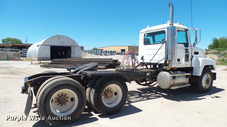 image for item L2361 2004 Mack CH613 semi truck