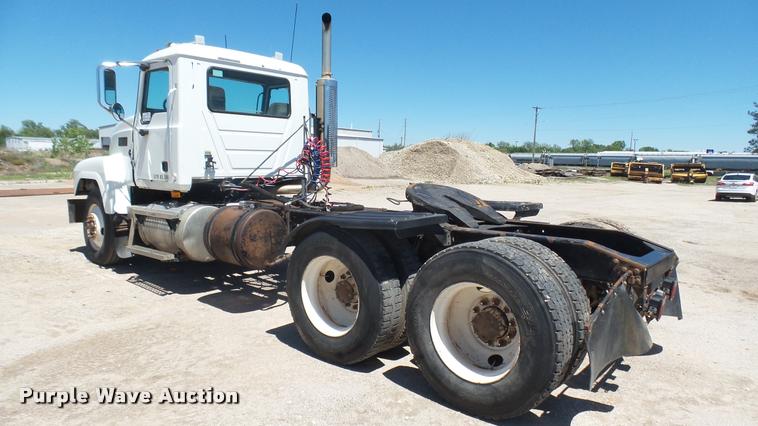 image for item L2361 2004 Mack CH613 semi truck