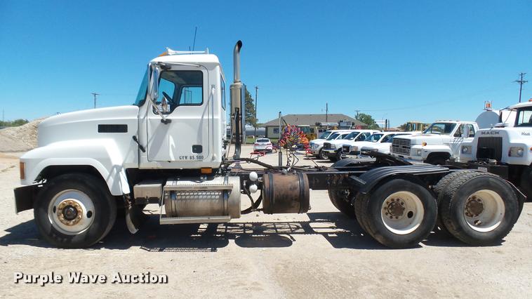 image for item L2361 2004 Mack CH613 semi truck