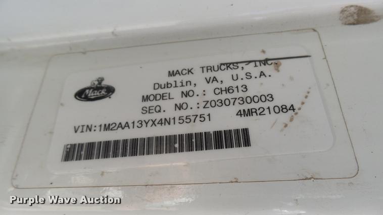 image for item L2361 2004 Mack CH613 semi truck