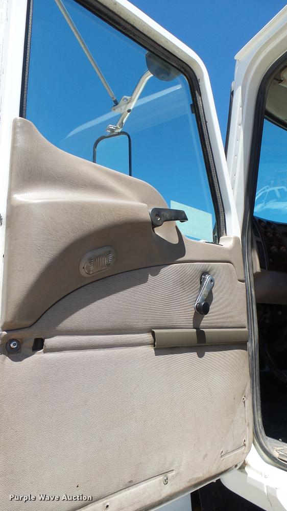 image for item L2361 2004 Mack CH613 semi truck