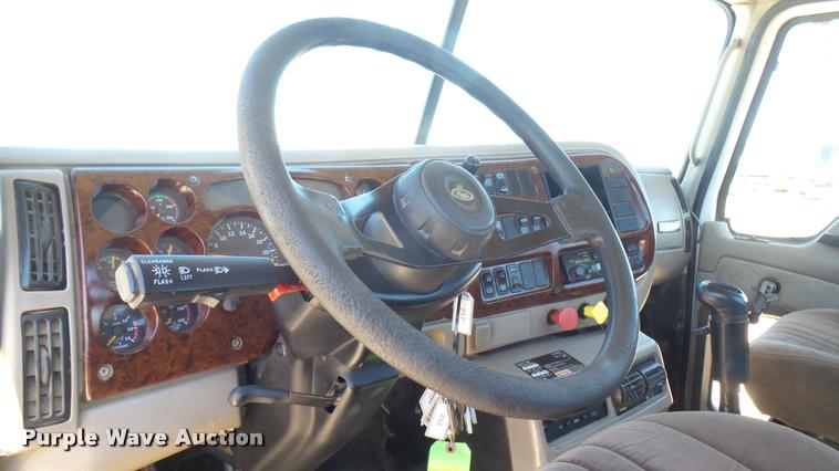 image for item L2361 2004 Mack CH613 semi truck