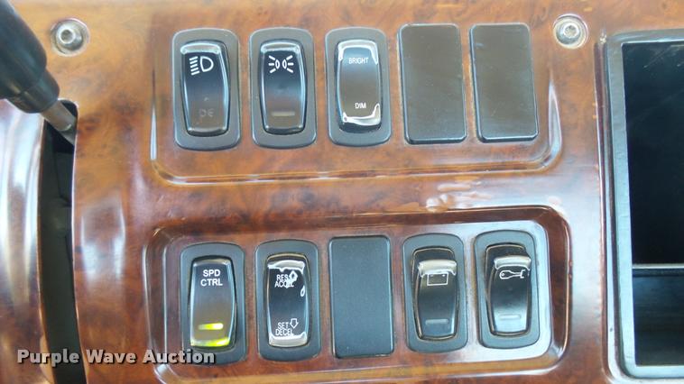 image for item L2361 2004 Mack CH613 semi truck