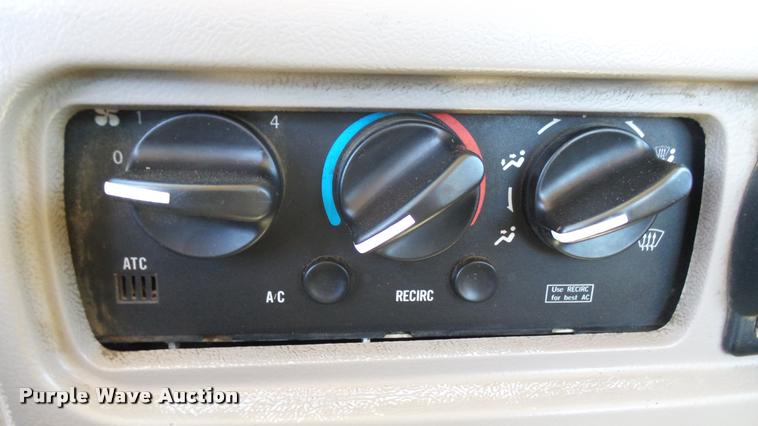 image for item L2361 2004 Mack CH613 semi truck