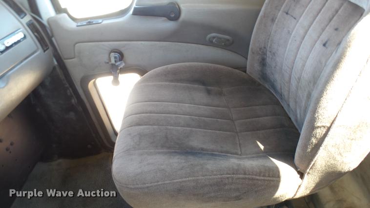 image for item L2361 2004 Mack CH613 semi truck