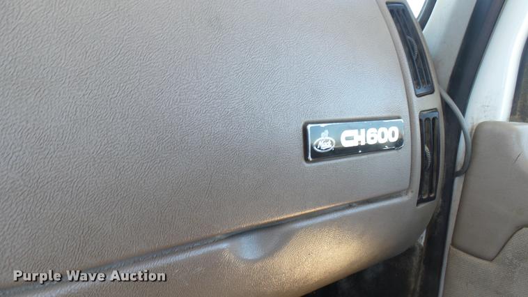 image for item L2361 2004 Mack CH613 semi truck