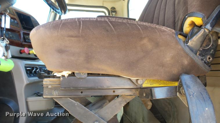 image for item L2361 2004 Mack CH613 semi truck