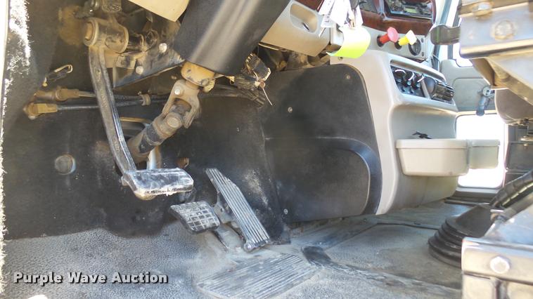 image for item L2361 2004 Mack CH613 semi truck