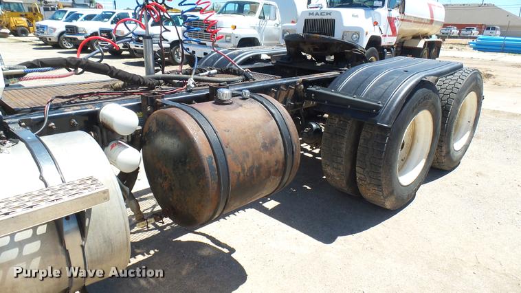 image for item L2361 2004 Mack CH613 semi truck