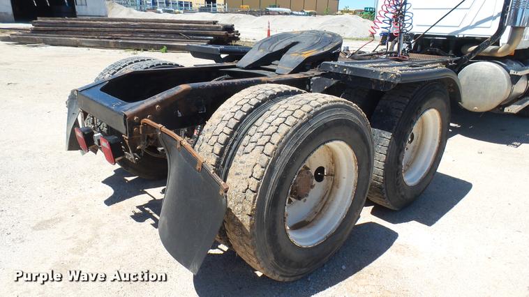 image for item L2361 2004 Mack CH613 semi truck