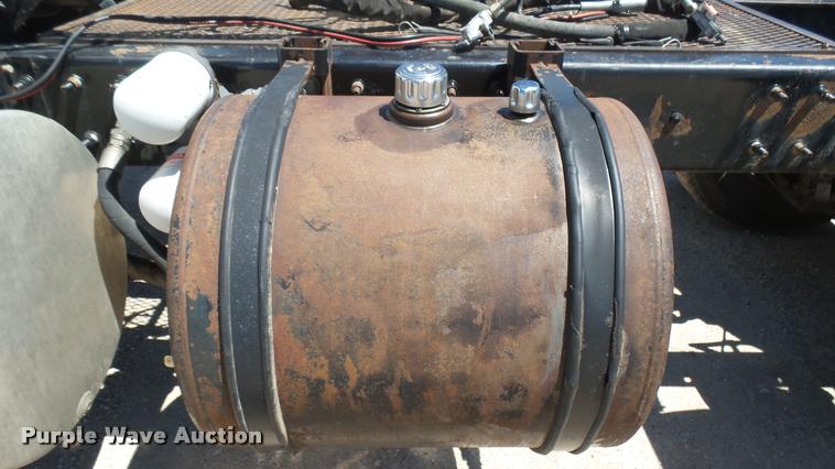 image for item L2361 2004 Mack CH613 semi truck