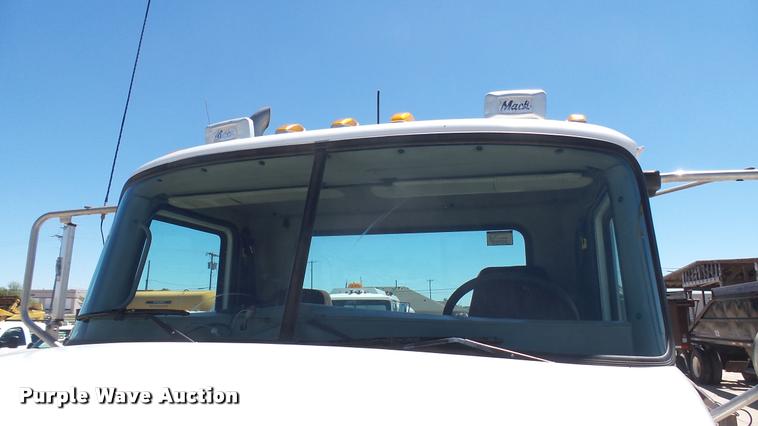 image for item L2361 2004 Mack CH613 semi truck