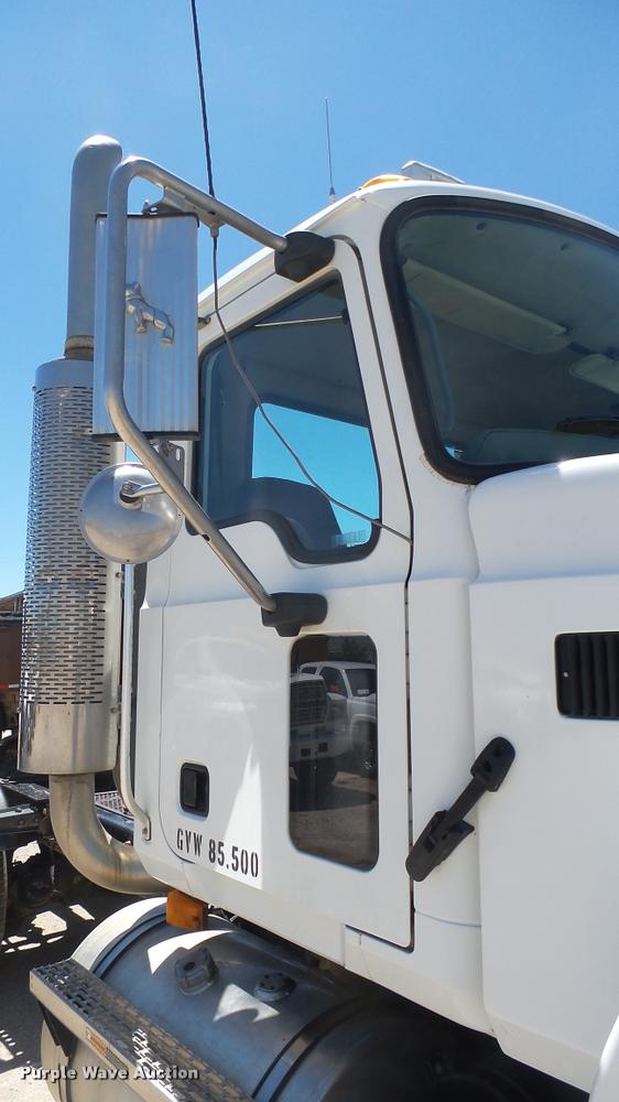 image for item L2361 2004 Mack CH613 semi truck