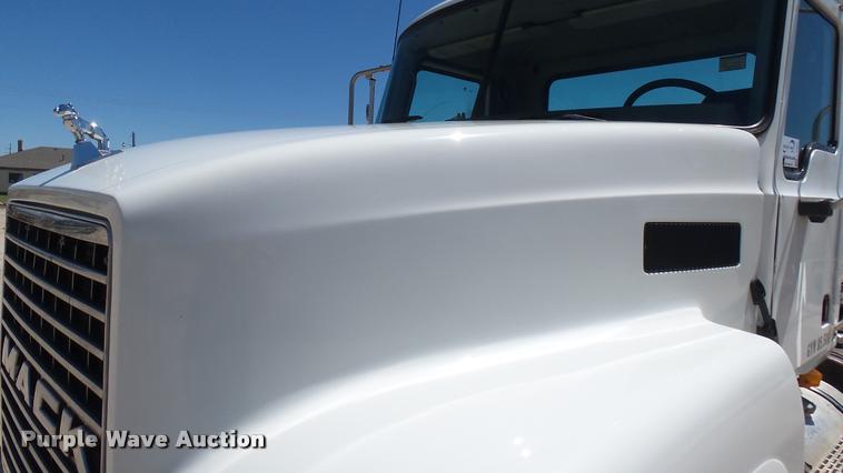image for item L2361 2004 Mack CH613 semi truck