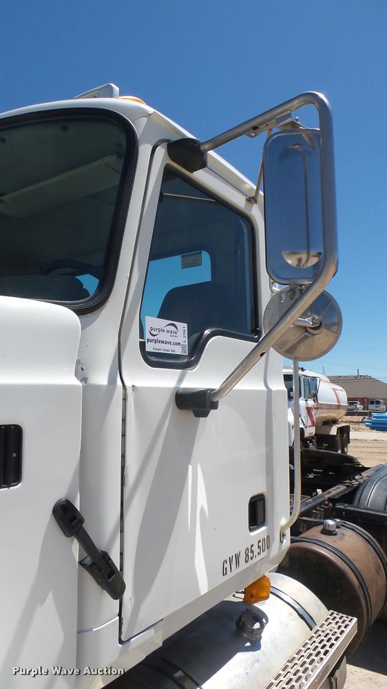 image for item L2361 2004 Mack CH613 semi truck