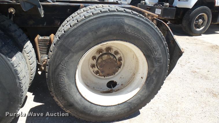 image for item L2361 2004 Mack CH613 semi truck