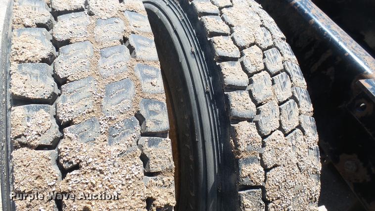 image for item L2361 2004 Mack CH613 semi truck