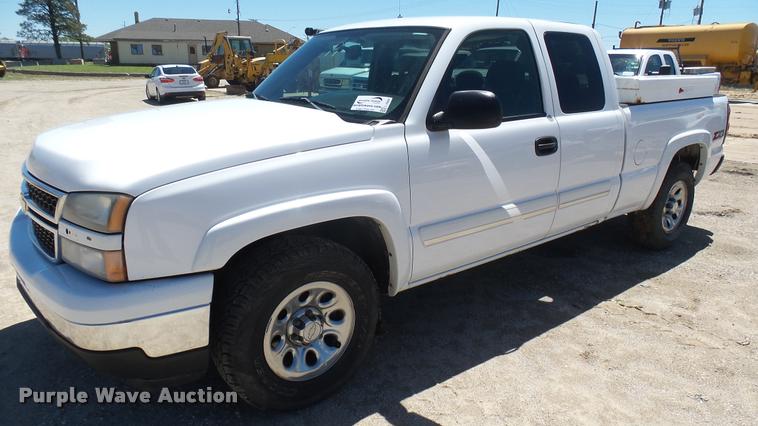 image for item L2364 2006 Chevrolet Silverado 1500 Z71 Ext. Cab pickup truck