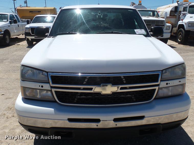 image for item L2364 2006 Chevrolet Silverado 1500 Z71 Ext. Cab pickup truck