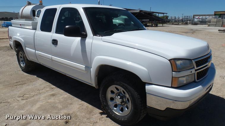 image for item L2364 2006 Chevrolet Silverado 1500 Z71 Ext. Cab pickup truck