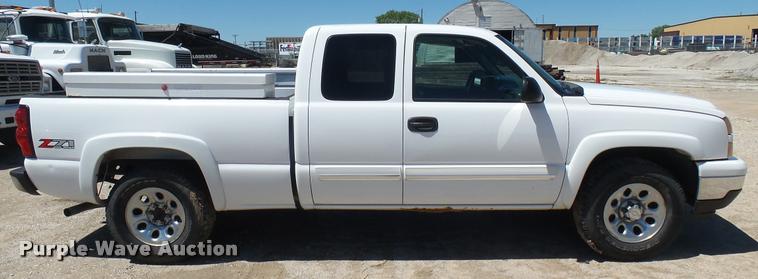 image for item L2364 2006 Chevrolet Silverado 1500 Z71 Ext. Cab pickup truck