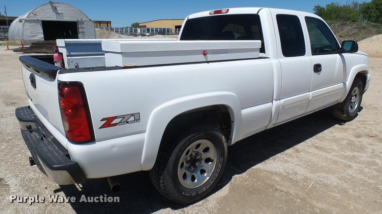 image for item L2364 2006 Chevrolet Silverado 1500 Z71 Ext. Cab pickup truck