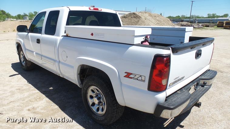 image for item L2364 2006 Chevrolet Silverado 1500 Z71 Ext. Cab pickup truck