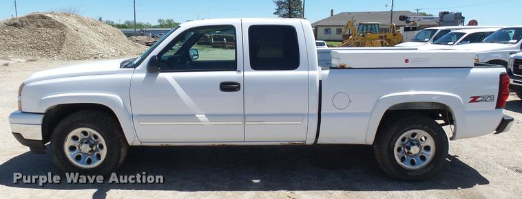 image for item L2364 2006 Chevrolet Silverado 1500 Z71 Ext. Cab pickup truck