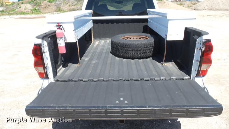 image for item L2364 2006 Chevrolet Silverado 1500 Z71 Ext. Cab pickup truck