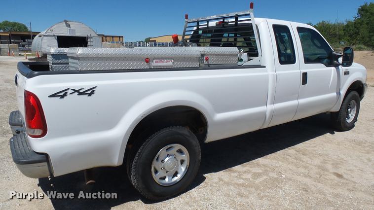 image for item L2366 2004 Ford F250 Super Duty SuperCab pickup truck