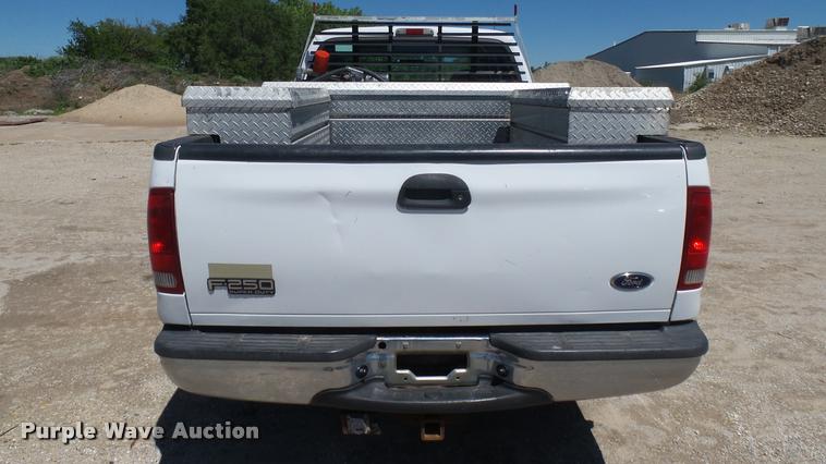image for item L2366 2004 Ford F250 Super Duty SuperCab pickup truck