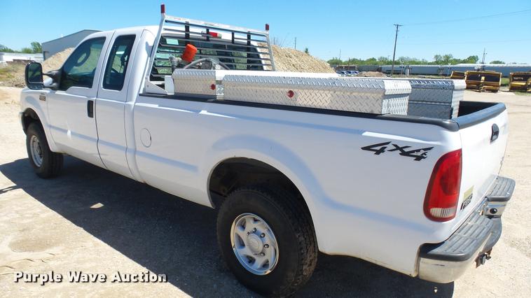 image for item L2366 2004 Ford F250 Super Duty SuperCab pickup truck